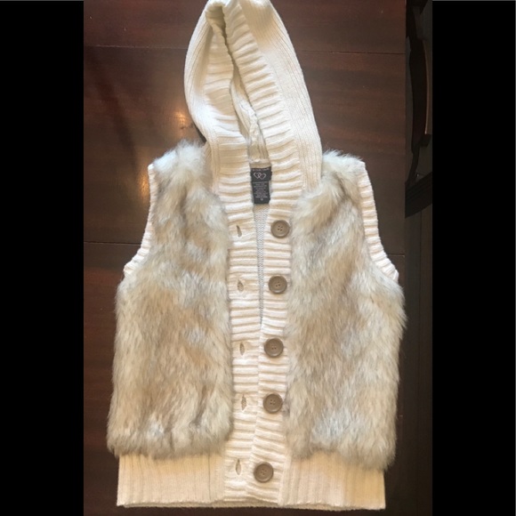 It’s Our Time Girls Faux Fur Hooded Sweater Vest - Picture 1 of 3